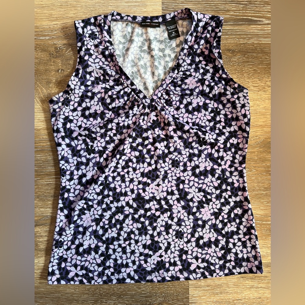 New York & Co Stretch Medium v neck tank.‎